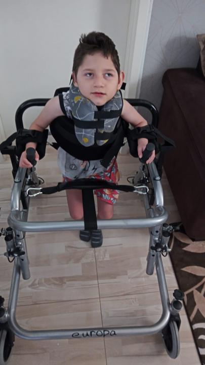 Foto 2 de 6 — Ajuda: Mãe realiza campanha para adquirir cadeira adaptada para o filho